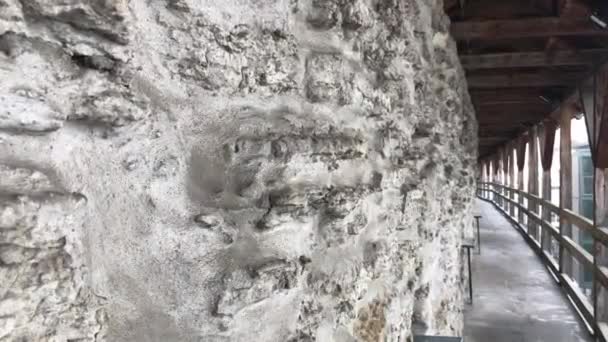 Tallinn, Estland, Een stenen gebouw met een rotswand — Stockvideo