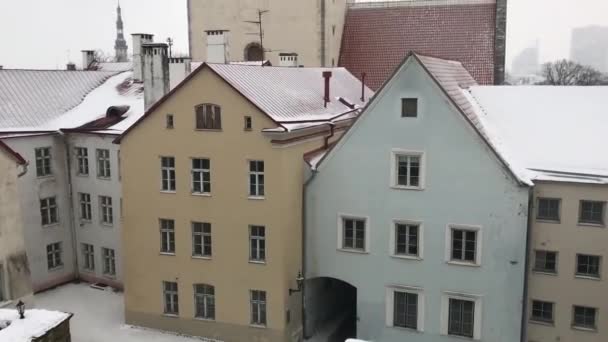 Tallin, Estonia, Una casa cubierta de nieve — Vídeos de Stock