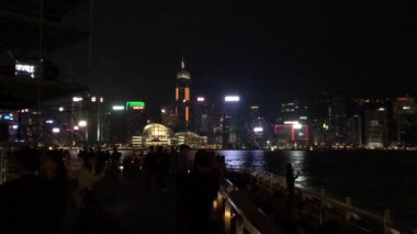Hong Kong, Çin, Gece raylarda bir tren