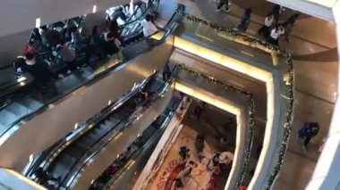 Hong Kong, Çin, 20 Kasım 2016: turistler merdivenlerden iniyor