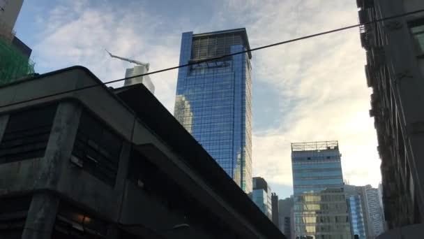 Hong Kong, Chine, Un panneau sur le côté d'un bâtiment — Video