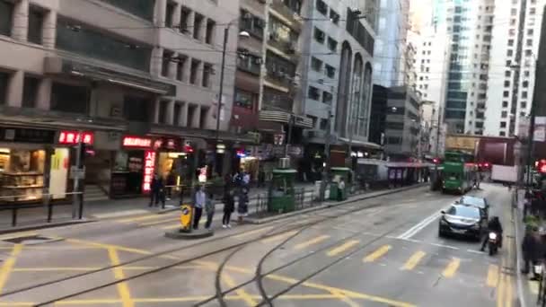 Χονγκ Κονγκ, Κίνα, Ένα κοντινό πλάνο ενός πολυσύχναστου δρόμου της πόλης — Αρχείο Βίντεο