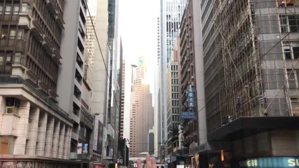 Hongkong, China, Eine überfüllte Straße, die von hohen Gebäuden umgeben ist — Stockvideo