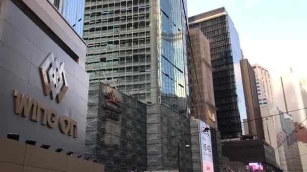 Hong Kong, China, um sinal no lado de um edifício — Vídeo de Stock