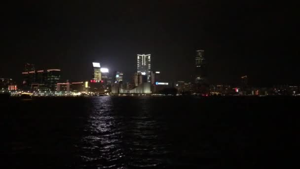 홍콩 , 중국, 밤에 도시가 보이는 곳 — 비디오