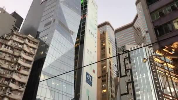 Hong Kong, China, Un edificio alto en una ciudad — Vídeo de stock