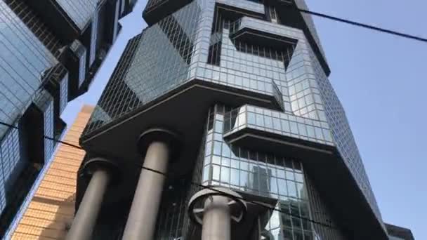 Hong Kong, China, um relógio no lado de um edifício — Vídeo de Stock