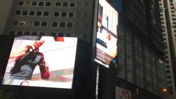 Hong Kong, Chine, Une personne debout devant un bâtiment — Video