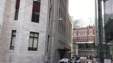 Hong Kong, Çin, bir binanın önündeki işlek bir caddenin kapatılması.