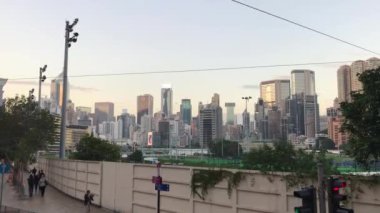 Hong Kong, Çin, işlek bir caddeye yakın çekim.