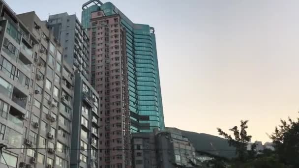 Hong Kong, China, Un edificio alto en una ciudad — Vídeos de Stock