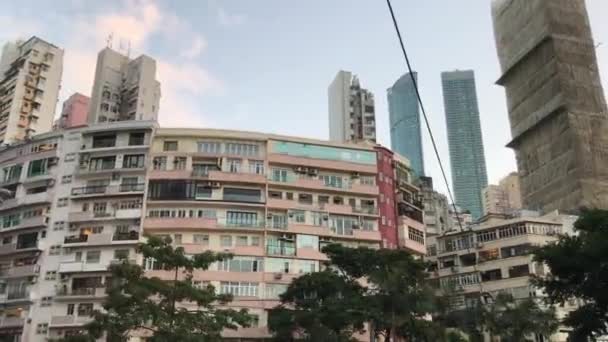 Hong Kong, China, Un edificio alto en una ciudad — Vídeo de stock