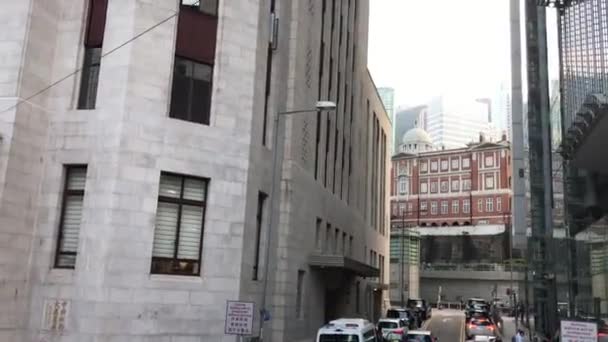 Hong Kong, Čína, zblízka rušné městské ulice před budovou — Stock video