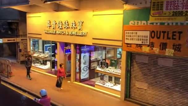 Hong Kong, Chiny, Grupa ludzi w sklepie — Wideo stockowe