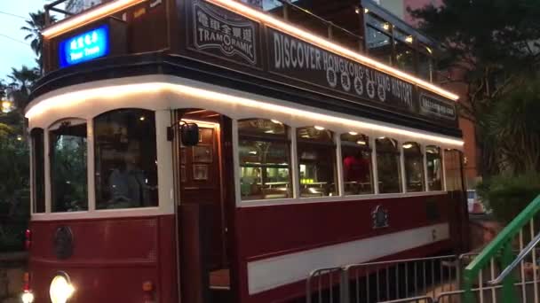 Гонконг (Китай) - двоповерховий автобус, припаркований на залізничній станції. — стокове відео