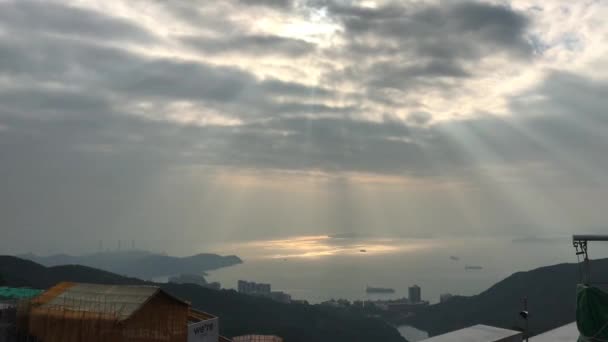 Hong Kong, China, una puesta de sol sobre una ciudad — Vídeos de Stock