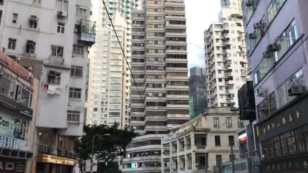 Hong Kong, China, Um edifício alto em uma cidade — Vídeo de Stock