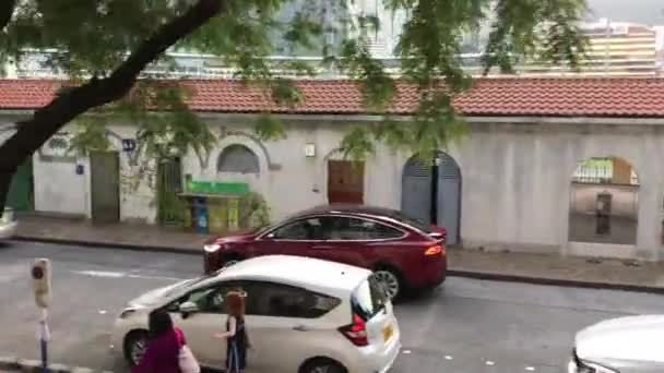 Hong Kong, Chine, Une voiture garée devant un bâtiment — Video