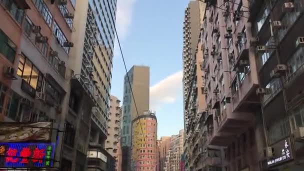 Hong Kong, China, Um sinal em uma rua da cidade — Vídeo de Stock