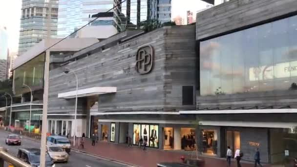 Hong Kong, China, Un tren está estacionado en el lado de un edificio — Vídeos de Stock
