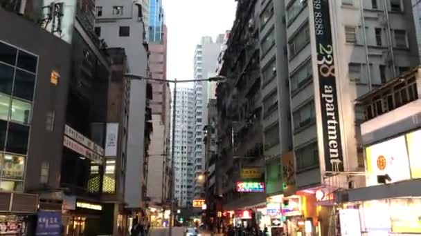 Hong Kong, China, una concurrida calle de la ciudad — Vídeo de stock