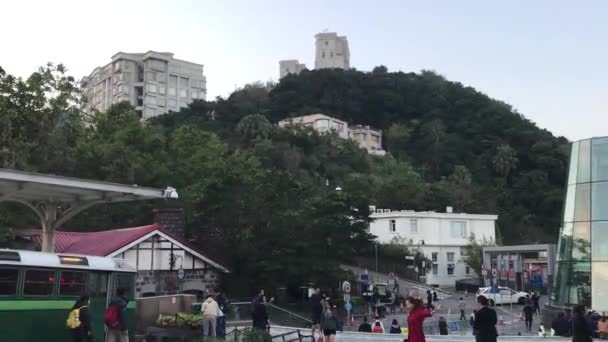 Hong Kong, Chine, Un groupe de personnes debout devant un bâtiment — Video