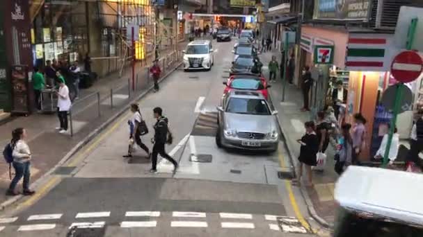 Hong Kong, Chiny, Grupa ludzi idących ruchliwą ulicą — Wideo stockowe