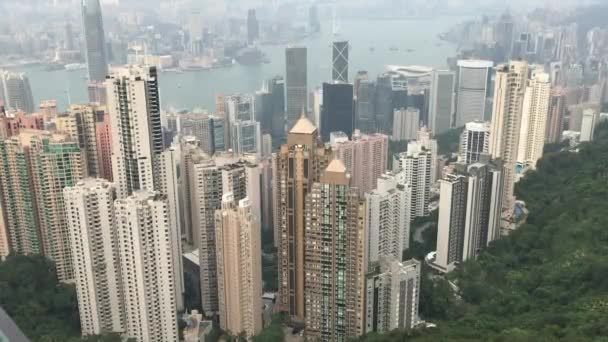 Hongkong, China, Ein hohes Gebäude am Victoria Peak — Stockvideo
