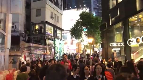 Hong Kong, Chine, 20 novembre 2016 : Un groupe de personnes debout devant un magasin — Video