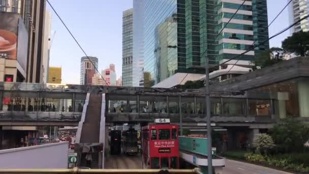 中国香港，一列火车停在一条城市街道上 — 图库视频影像
