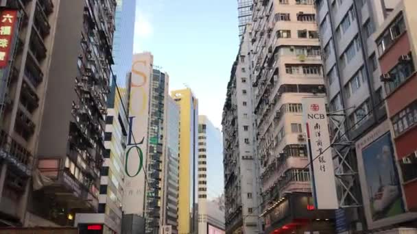 Hong Kong, China, Un primer plano de una concurrida calle de la ciudad — Vídeo de stock