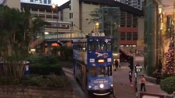 Hong Kong, Čína, vlak je zaparkovaný na straně budovy — Stock video