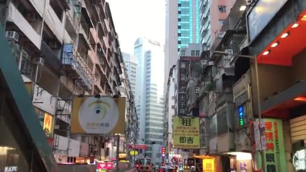 Hong Kong, China, Um grupo de pessoas andando em uma rua da cidade — Vídeo de Stock