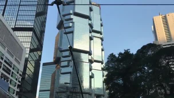 Hong Kong, China, um sinal no lado de um edifício — Vídeo de Stock