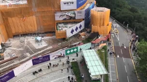 Hongkong, Kina, En grupp människor som står utanför en byggnad — Stockvideo