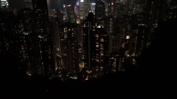 Hong Kong, China, una ciudad iluminada por la noche — Vídeos de Stock