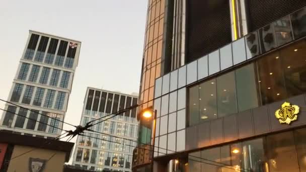 Hong Kong, China, Um edifício de vidro alto — Vídeo de Stock