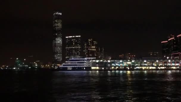 Hong Kong, Chine, Un grand plan d'eau avec une ville en arrière-plan