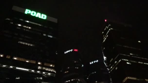Hong Kong, Chine, Un panneau au-dessus d'une devanture de magasin la nuit — Video