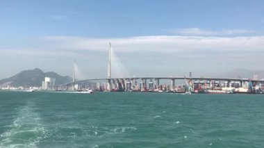 Hong Kong, Çin, bir su kütlesindeki büyük bir gemi.