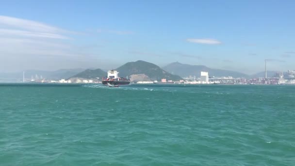 Hong Kong, Čína, znamení nad vodní hladinou — Stock video