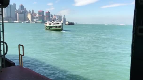 Hong Kong, Kína, egy hajó egy víztesten. — Stock videók