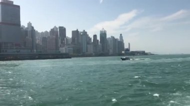Hong Kong, Çin, arkasında bir şehir olan büyük bir su kütlesi.