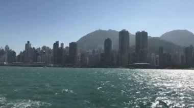 Hong Kong, Çin, arkasında bir şehir olan büyük bir su kütlesi.