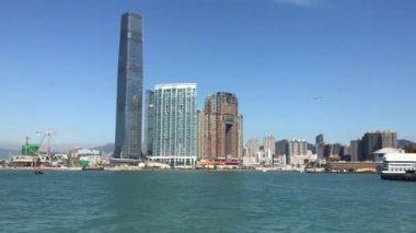 Hong Kong, Çin, arkasında bir şehir olan büyük bir su kütlesi.