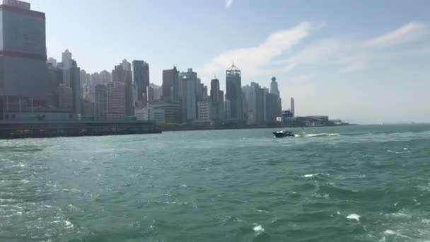 Hong Kong, Chine, Un grand plan d'eau avec une ville en arrière-plan — Video