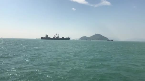 Hong Kong, Chine, Un signe au-dessus d'un plan d'eau — Video