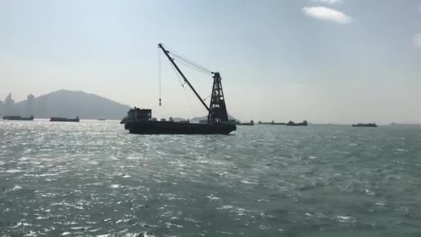Hongkong, Kina, Ett stort skepp i en vattensamling — Stockvideo
