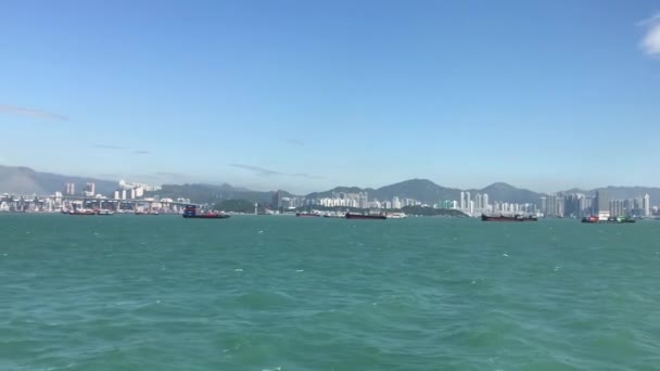 Hong Kong, Chine, Un panneau sur le bord de l'eau — Video