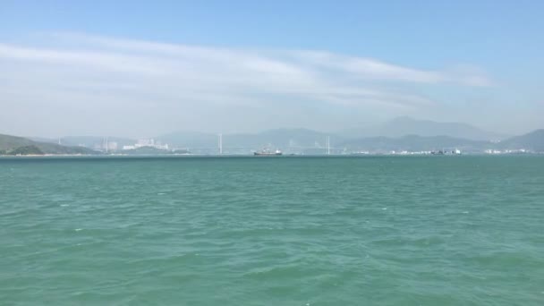 Hong Kong, Chine, Un signe au-dessus d'un plan d'eau — Video